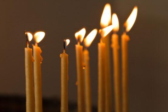 Rugăciunea cu 9 lumânări aprinse: Puterea spirituală și semnificația sa - Alte Nevoi